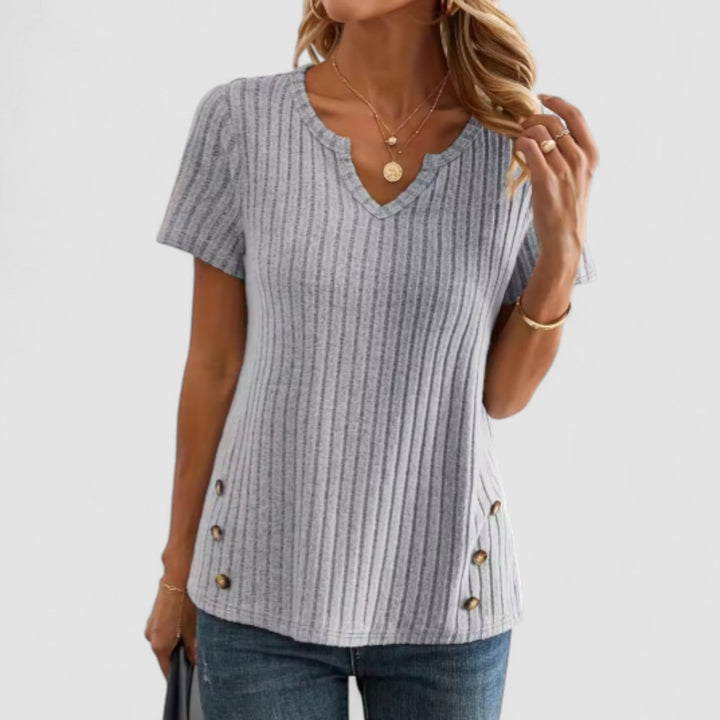 Femme Aarhus™ | Elsa – V-hals top med diskrete detaljer